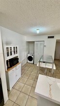 7210 NW 179th St in Hialeah, FL - Foto de edificio - Building Photo