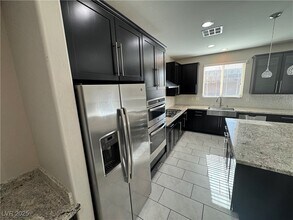 101 E Opulent Rose Ave in Las Vegas, NV - Foto de edificio - Building Photo