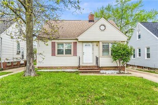 21603 Hillgrove Ave in Maple Heights, OH - Building Photo
