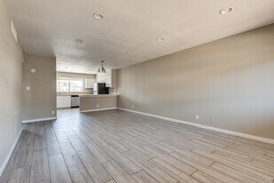 356 E Desert Inn Rd in Las Vegas, NV - Building Photo