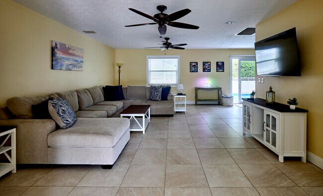 2485 NE 16th Ct in Jensen Beach, FL - Building Photo - Building Photo