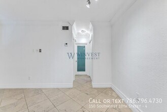 150 SW 10th St in Miami, FL - Building Photo - Building Photo