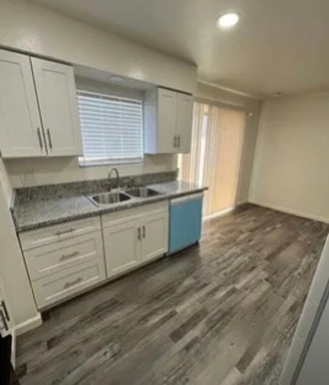 4854 E University Ave in Fresno, CA - Foto de edificio - Building Photo