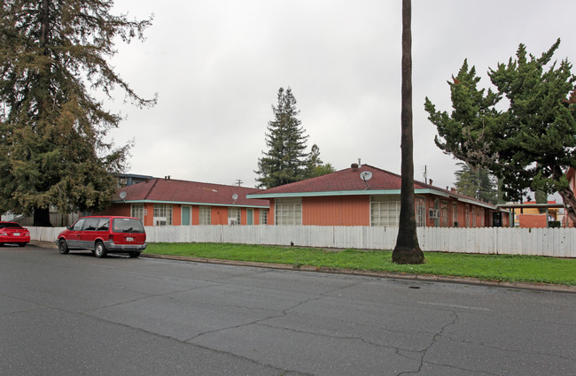 Saini Apartments in Yuba City, CA - Foto de edificio - Building Photo