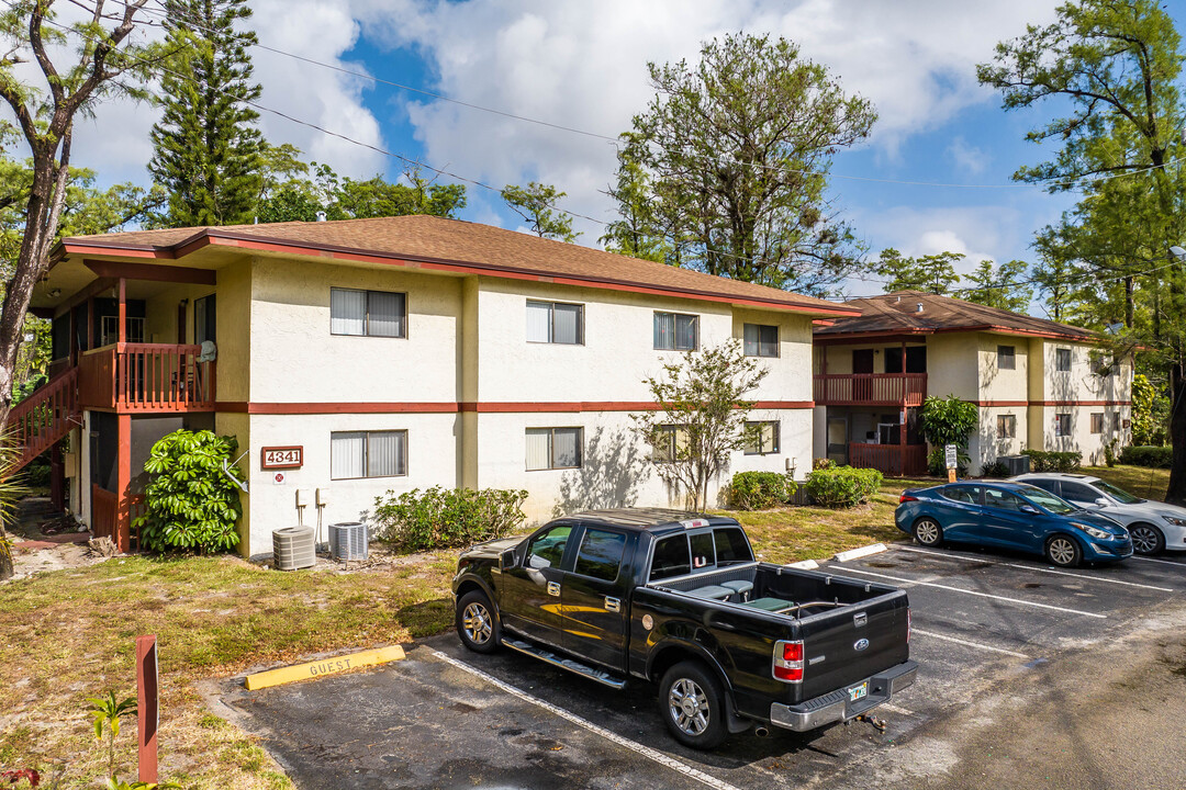 Hidden Forest Condominium in Lauderhill, FL - Foto de edificio