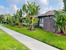17102 Emerald Ln, Unit 1 in Huntington Beach, CA - Building Photo