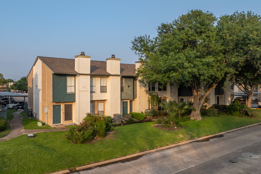 El Dorado Way Condominiums in Webster, TX - Building Photo