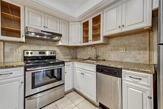 2833 Orange Tree Cir N in Palm Harbor, FL - Foto de edificio - Building Photo