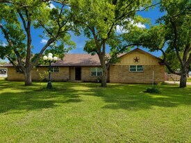 536 E 4th St in Joshua, TX - Building Photo