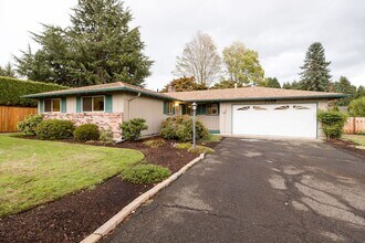 7759 SE Rofini St in Milwaukie, OR - Foto de edificio - Building Photo