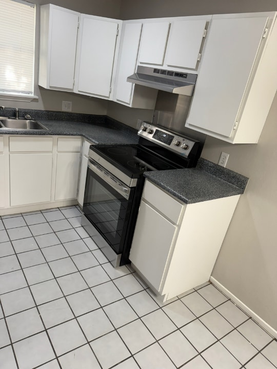 927 W Formosa Blvd in San Antonio, TX - Building Photo