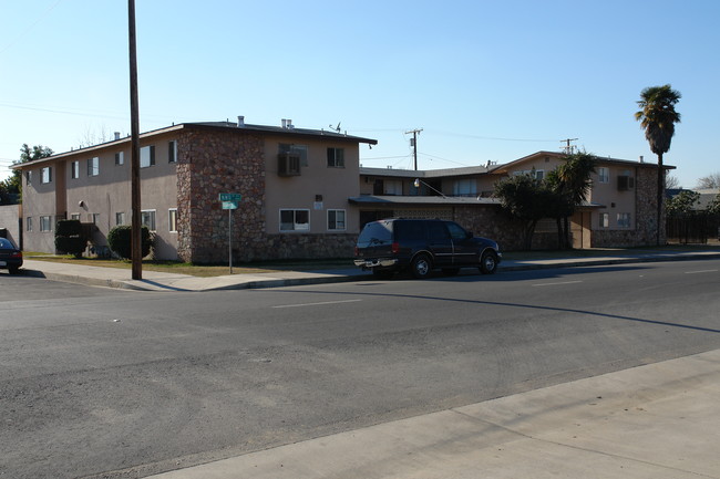 303 NW 3rd Ave in Visalia, CA - Building Photo - Building Photo