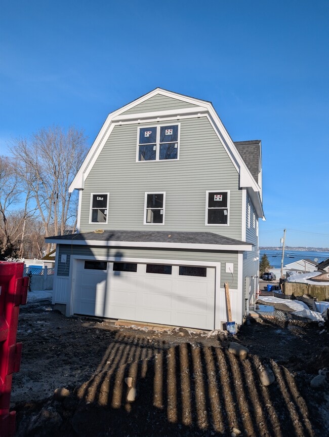 132 Narrows Rd, Unit 1 in Bristol, RI - Foto de edificio - Building Photo