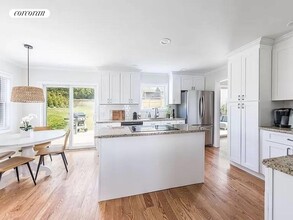 2 Bay View Dr W in Sag Harbor, NY - Building Photo - Building Photo