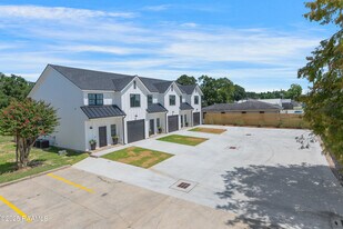 424 Eraste Landry Rd in Lafayette, LA - Building Photo