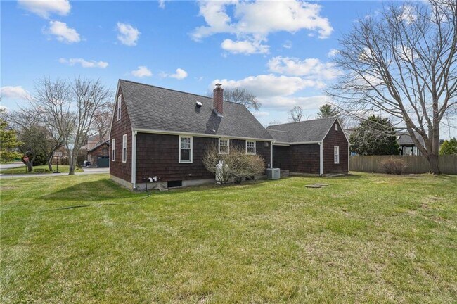 47 Lawton Ave in North Kingstown, RI - Building Photo - Building Photo