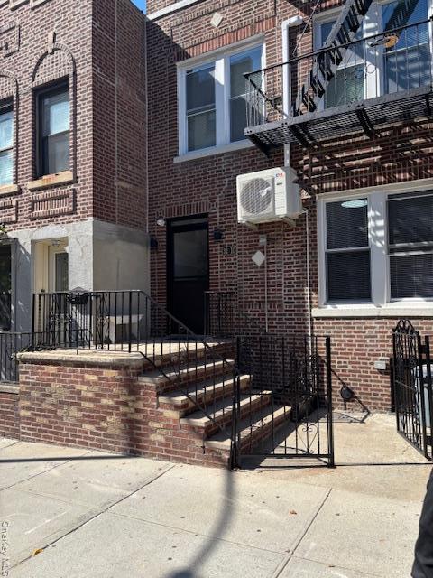 32-10 35th St in Queens, NY - Building Photo