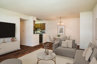 Gardens At Country Club in Winston-Salem, NC - Foto de edificio - Building Photo