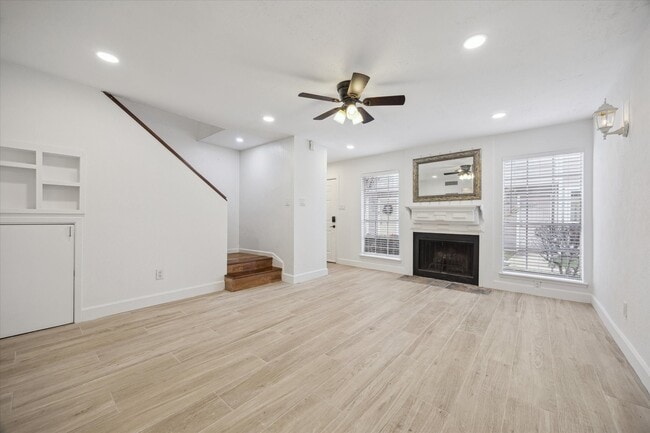 5807 Beverly Hill St in Houston, TX - Foto de edificio - Building Photo