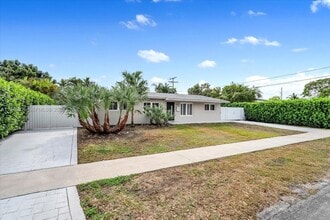 10330 SW 51st St in Miami, FL - Building Photo - Building Photo