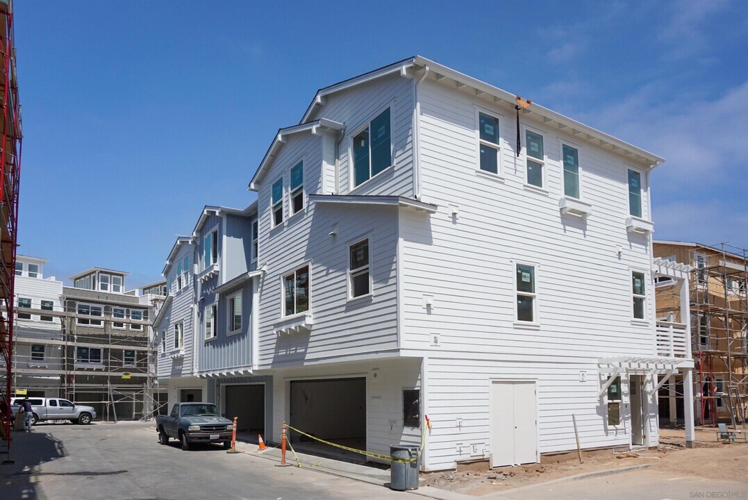 7496 Ponto Rd in Carlsbad, CA - Building Photo