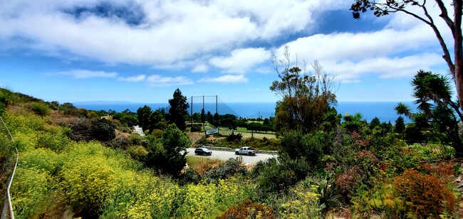 PV Victoria Apartments in Rancho Palos Verdes, CA - Foto de edificio - Building Photo