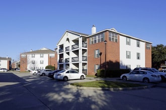 Hidden Oaks Apartments in Biloxi, MS - Foto de edificio - Building Photo