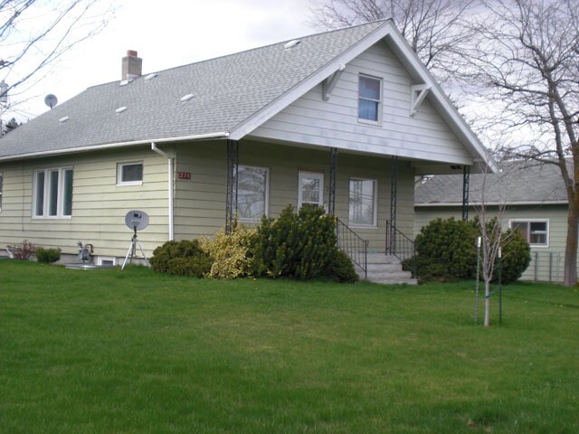 230 W 2nd St in Cheney, WA - Foto de edificio