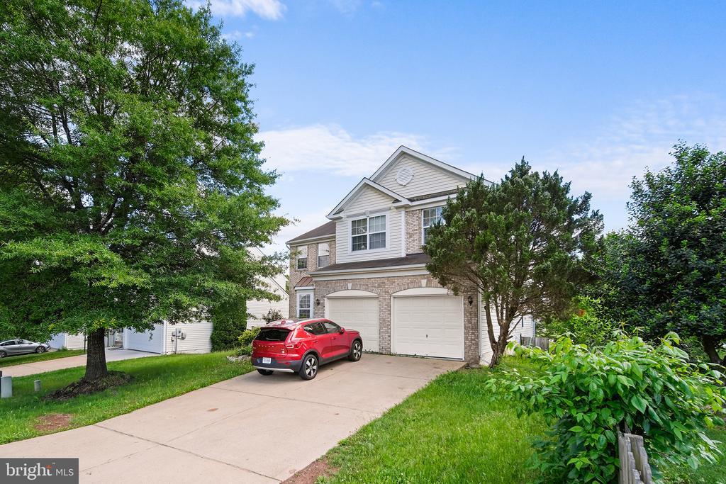 8645 Huddersfield Way in Bristow, VA - Building Photo