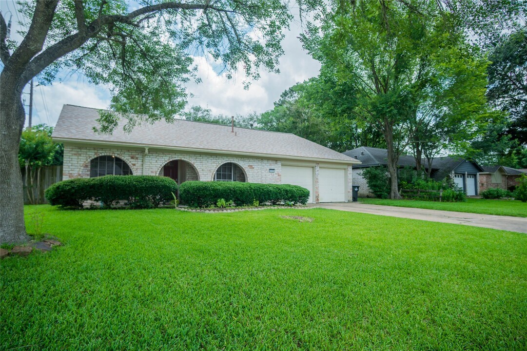 5303 Lincoln Town Dr in Katy, TX - Building Photo