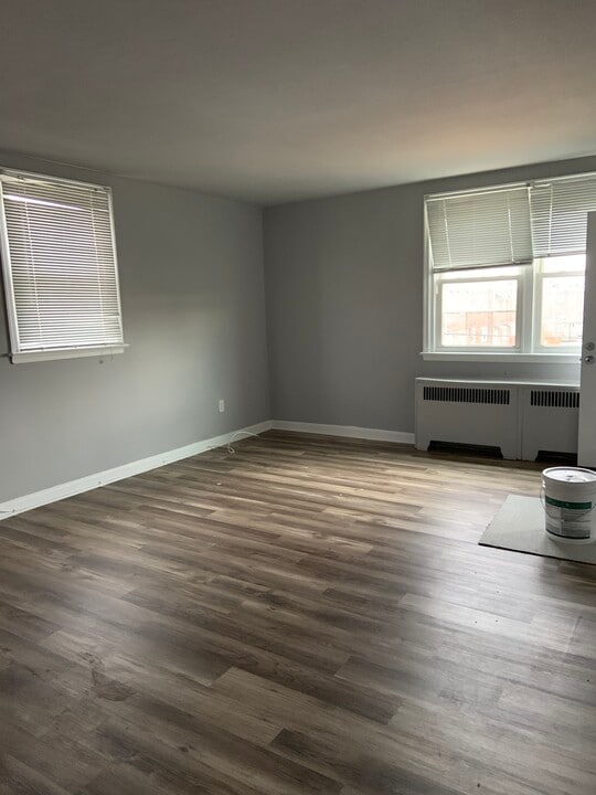 2251 Longshore Ave, Unit Longshore Ave. 2nd Fl. in Philadelphia, PA - Foto de edificio