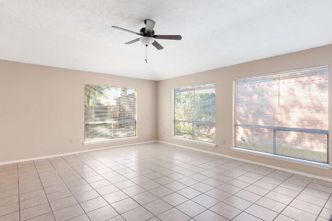 8915 Beau Monde Dr in Houston, TX - Building Photo