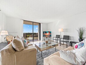 600 Biltmore Way, Unit 902 in Coral Gables, FL - Foto de edificio - Building Photo