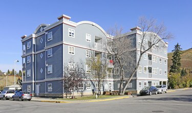 209 2nd Ave W in Cochrane, AB - Building Photo - Building Photo