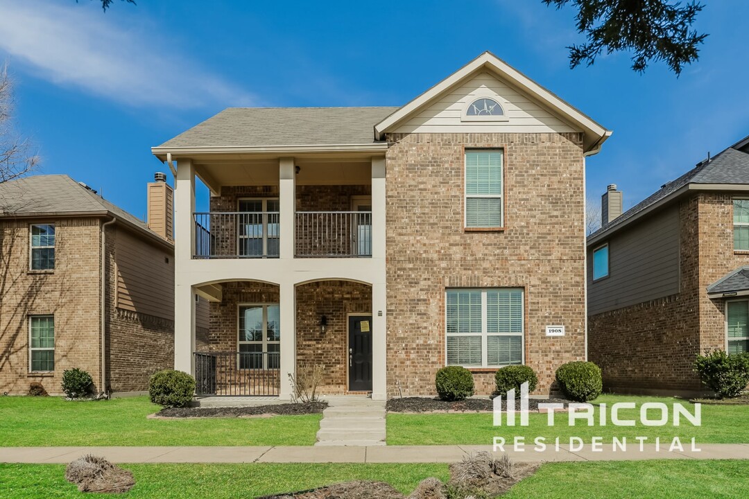 1908 Parkside Mews in Lancaster, TX - Building Photo