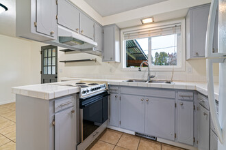 404 Hillview Dr in Lebanon, OR - Building Photo - Building Photo