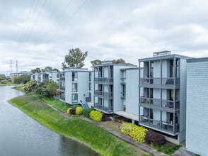 Mariners Condominium in San Mateo, CA - Foto de edificio - Building Photo