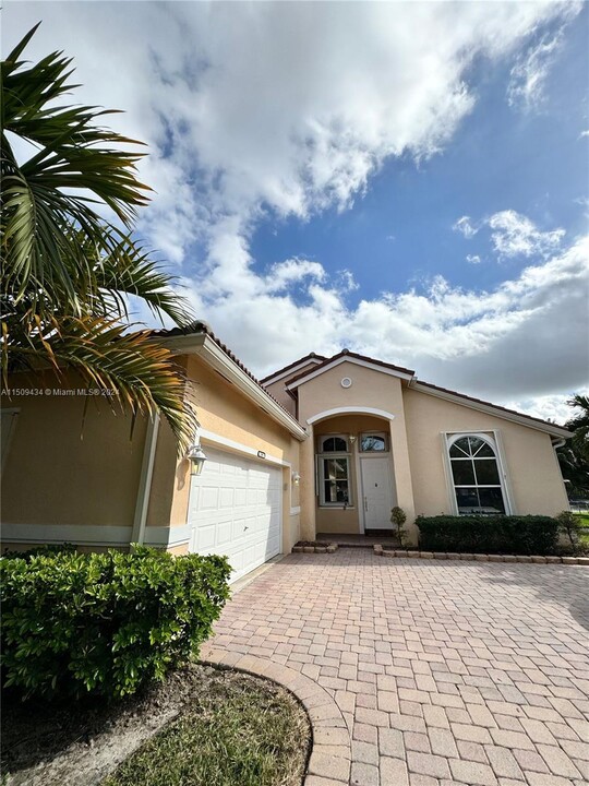 2591 SW 190th Ave in Miramar, FL - Building Photo