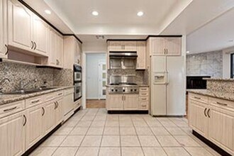 1140 Alta Loma Rd in West Hollywood, CA - Building Photo - Building Photo