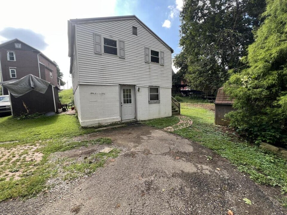 319 1/2 1st St in Leechburg, PA - Building Photo