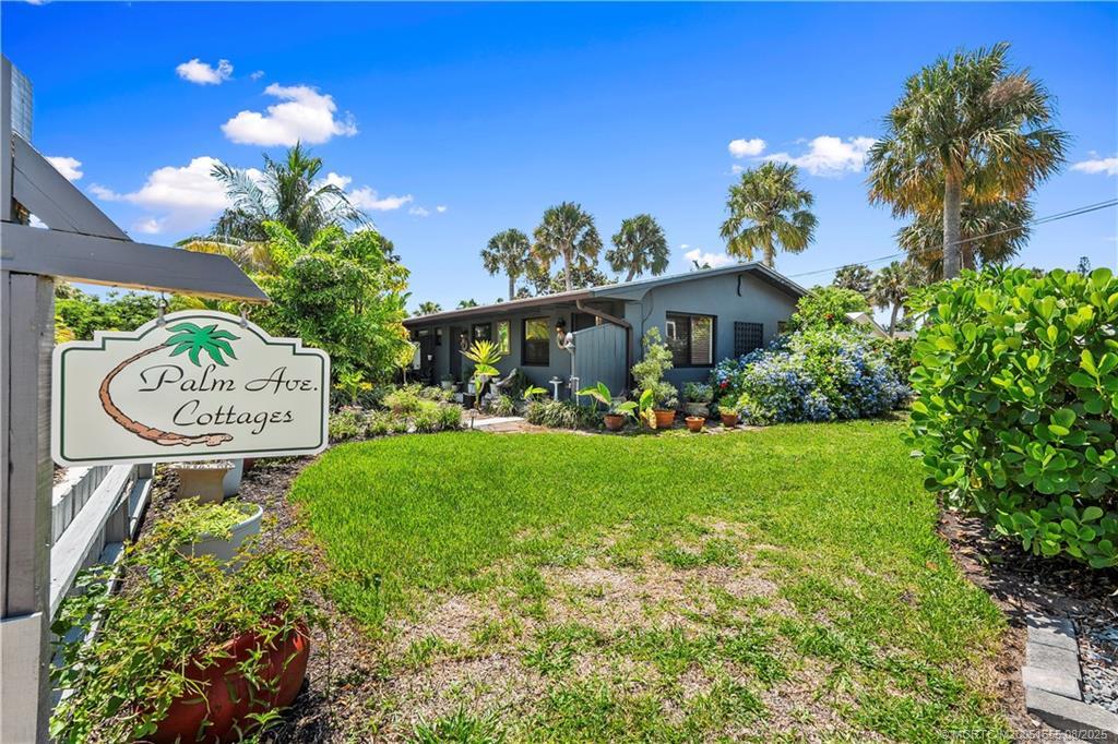 2563 NE Palm Ave in Jensen Beach, FL - Building Photo