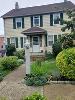 74 W Hoffman Ave in Babylon, NY - Building Photo