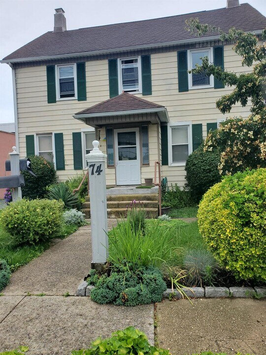 74 W Hoffman Ave in Babylon, NY - Foto de edificio