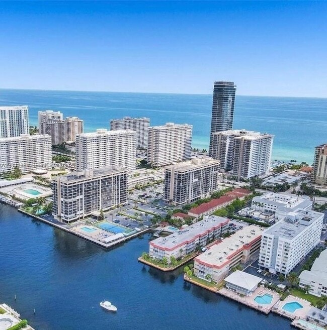 2097 S Ocean Dr in Hallandale Beach, FL - Foto de edificio - Building Photo