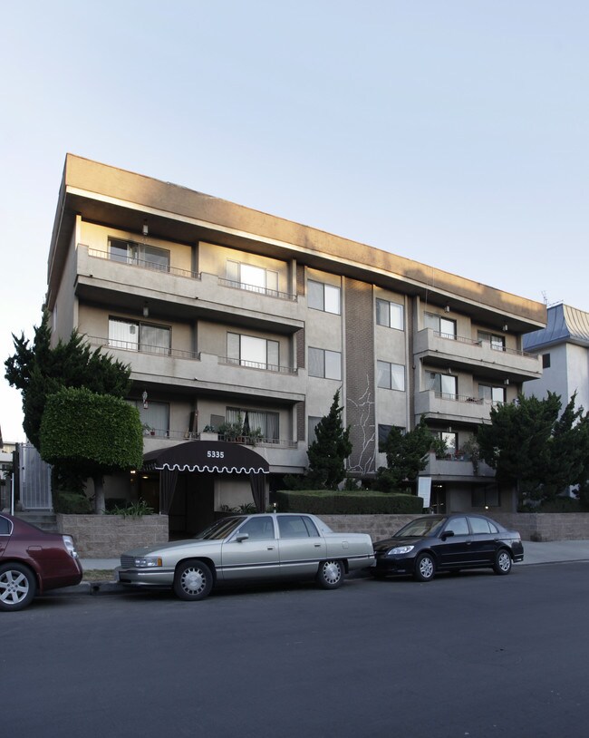 5335 Yarmouth Ave in Encino, CA - Foto de edificio - Building Photo