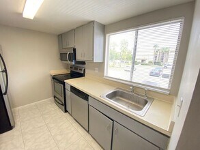 566 Orange Dr in Altamonte Springs, FL - Building Photo - Building Photo