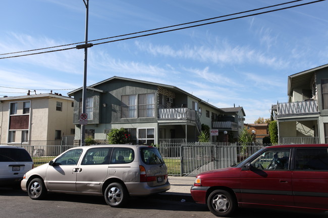 7307 Variel Ave in Canoga Park, CA - Foto de edificio - Building Photo