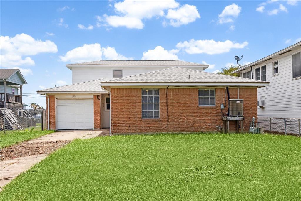 1706 Bayou Homes Dr in Galveston, TX - Building Photo