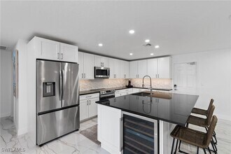 2500 Kings Lake Blvd in Naples, FL - Building Photo - Building Photo