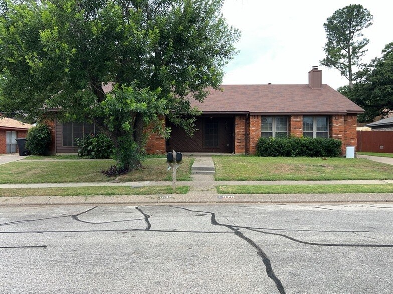 1037 Stableway Ln in Bedford, TX - Foto de edificio